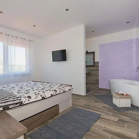 New White Villa, 60 M², Pool וודניאן