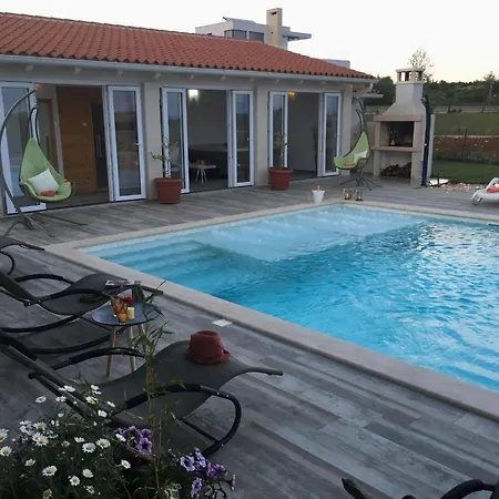 アパート New White Villa, 60 M², Pool ボドニャン