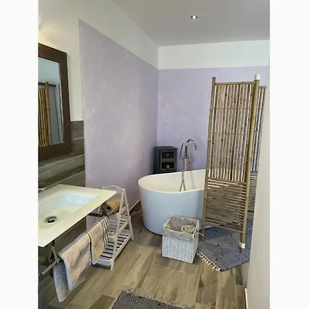 New White Villa, 60 M², Pool アパート *