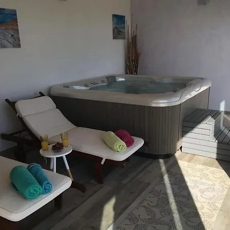 アパート New White Villa, 60 M², Pool ボドニャン