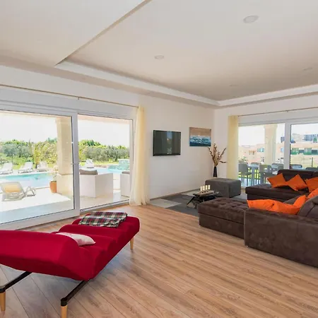 New White Villa, 60 M², Pool アパート