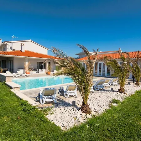 Apartman New White Villa, 60 M², Pool *