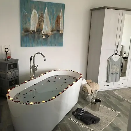 New White Villa, 60 M², Pool Apartman *